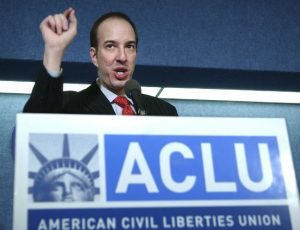 Ejecutivo de ACLU exponiendo declaraciones a la audiencia desde un podio