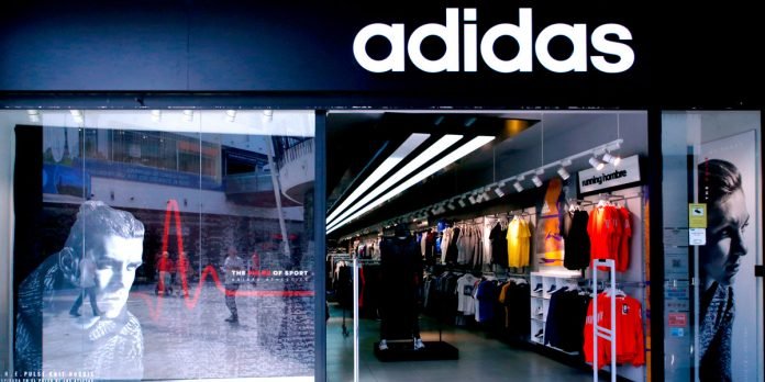 Adidas apuesta a campaña influencer fuera de la Internet